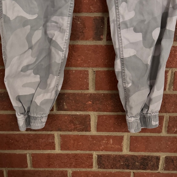 Hollister Gray Camouflage High Waisted Faux Drawstring Joggers - Picture 4 of 9